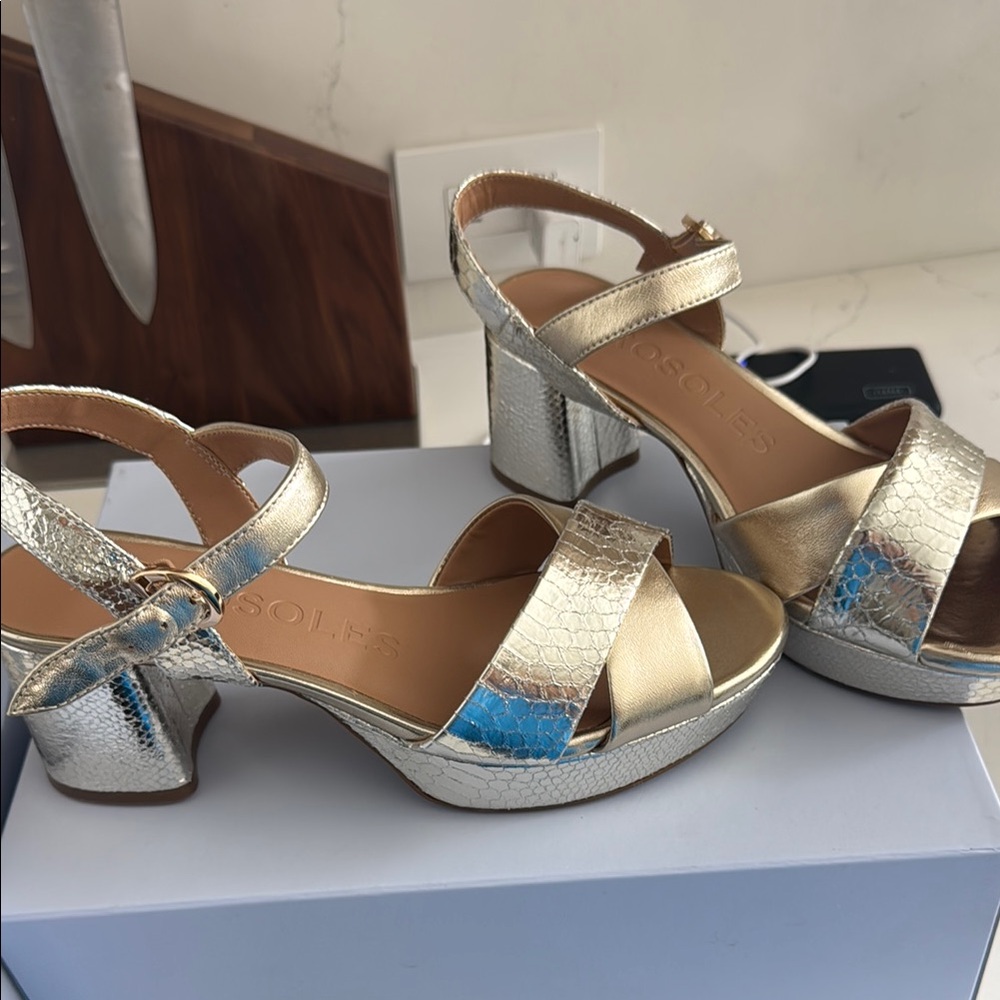 New In Box Aerosoles Cosmos Gold Women's Sandals